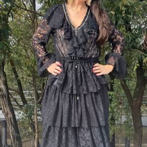 Vestido comprido em renda e folhos