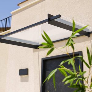 Cobertura para porta Nancy – Estrutura em cinza e painéis transparentes Canopia
