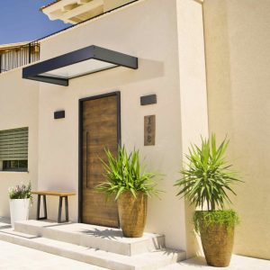 Cobertura de porta Sophia – Estrutura em cinza e painéis transparentes Canopia